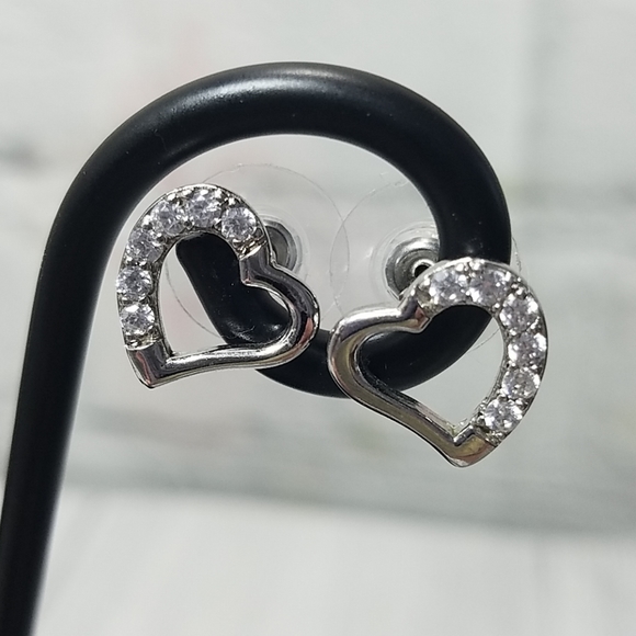 Adorable Stud Heart Earrings - Picture 5 of 6